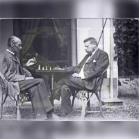 Links Jhr. Carel Johan Strick van Linschoten van Rhijnauwen (1853-1910) schakend op Landgoed Wickenburg tegen Anthon van Eelde op donderdag 20 augustus 1903. Bron: Huisarchief Wickenburgh, Wttewaall (c).