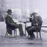 Foto waarbij twee heren aan het schaken zijn op het landgoed Wickenburgh in april 1904 op, links zittend met een sigaar in de linker hand Jhr. Carel Johan Strick van Linschoten van Rhijnauwen en rechts een heer Wttewaall? Bron: Huisarchief Wickenburgh, Wttewaall (c).
