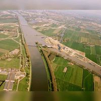 Luchtfoto de splitsing van het Amsterdam-Rijnkanaal (rechts) en het Lekkanaal (voorgrond) ten oosten van Nieuwegein, uit het zuiden. In het midden de Overeindsebrug en de Plofsluis op 15 april 1981. Bron: HUA, catalogusnummer: 50135.