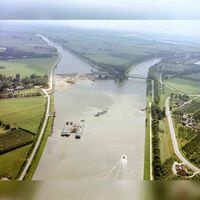 Luchtfoto van het Amsterdam-Rijnkanaal te Nieuwegein, uit het noorden, tijdens de werkzaamheden ten behoeve van de omlegging van het kanaal langs de Plofsluis. Rechts de splitsing van het Lekkanaal op 31 augustus 1981. Bron: HUA, catalogusnummer: 50611.