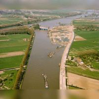 Luchtfoto van het Amsterdam-Rijnkanaal, op de grens van de gemeentes Nieuwegein (links) en Houten (rechts), tijdens het verbreden van het kanaal langs de Plofsluis, uit het zuidoosten op 15 april 1981. Bron: HUA, catalogusnummer: 50138.