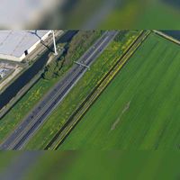 Luchtfoto gezien vanuit het zuiden op de rijksweg A27 met middenin de Bermsloot A27 Oost naast de Knoesterweg in 2019. Foto: Slagboom en Peeters Luchtfotografie B.V..
