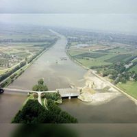 Luchtfoto van het Amsterdam-Rijnkanaal te Nieuwegein, uit het zuiden, tijdens de werkzaamheden ten behoeve van de omlegging van het kanaal langs de Plofsluis (voorgrond, midden). Links de splitsing van het Lekkanaal op 31 augustus 1981. Bron: HUA, catalogusnummer: 50613.