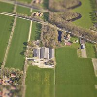Luchtfoto gezien vanaf het zuiden van boerderij Klein Wijnbergen in Leusden aan de Asschatterweg nr. 54 in 2019. Foto: Slagboom en Peeters Luchtfotografie B.V..