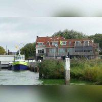 De haven van Nieuwendijk in de gemeente Hoeksche Waard, waar de veerboot naar het eiland Tiengemeten op vaart. Bron: Wikimedia Commons.