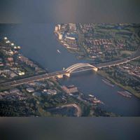 De Van Brienenoordbrug, gezien naar het zuidoosten gezien vanuit de lucht. Bron: Wikipedia Milliped - Eigen werk.
