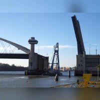 De Van Brienenoordbrug geopend voor een schip in 2014. Bron: Wikipedia AgainErick - Eigen werk.