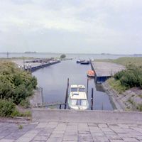 Veerhaven van Tiengemeten met op de akchtergrond het Vuile Gat in de jaren zeventig, twintigste eeuw. Bron: Regionaal Archief Dordrecht, 8. 552_451897.