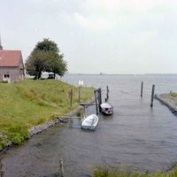 Haventje bij de Susannahoeve op de het oostpunt van het eiland Tiengemeten in de jaren zeventig, twintigste eeuw. Bron: Regionaal Archief Dordrecht, 20. 552_451901.