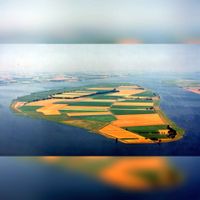 Het eiland Tiengemeten vanuit de lucht gezien. Bron: Beeldbank Rijkswaterstaat.
