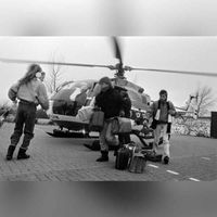 Een politiehelikopter verzorgde in januari 1987 de overtocht van schoolkinderen naar het vasteland. Bron: Wikipedia, Rob Bogaerts / Anefo - http://proxy.handle.net/10648/ad5ba74c-d0b4-102d-bcf8-003048976d84 en Nationaalarchief.nl.