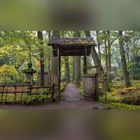 Toegangspoort naar de tuin. Entrance gate of the Japanese garden of Estate Clingendael. Bron: Wikipedia Takeaway - Eigen werk.