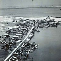 Het overstroomden dorp Stad aan 't Haringvliet in februari 1953. Bron: Beeldbank, Nationaal Archief.