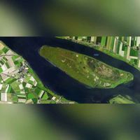 Links (west) Stad aan 't Haringvliet met rechts het eiland Tiengemeten op satellietbeeld. Bron: Openstreetmap NL.