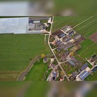 Luchtfoto gezien vanuit het zuiden in 2018 met midden en links van het midden het riviertje De Snel aansluitend op de sloot naast de Achterdijk van Tull en 't Waal. Foto: Slagboom en Peeters Luchtfotografie B.V..
