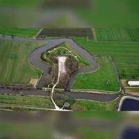 Luchtfoto gezien vanuit het westen met Lunet de aan Snel aan de Lekdijk nr. 56b. Met onderaan het Inundatiekanaal aan de Gedekte Gemeenschapsweg. Linksboven het riviertje De Snel in 2018. Foto: Slagboom en Peeters Luchtfotografie B.V..