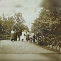 Een groep inwoners van Houten op het Tolbrugje over de Geersloot bij de Herenweg-Grundweg. Gezicht in de richting van Oude Dorp. Links buitenbeeld het tolhuis rond 1900-1910. Bron: RAZU, 353.