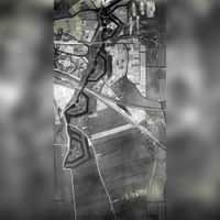De 4 Lunetten op de Houtense Vlakte omstreeks 1920 vanuit de lucht gezien loodrecht naar beneden gezien. Met het gebied de Grote en de Kleine Koppel en Maarschalkerweerd, recht boerderij De Ketel die ooit van Casimir ridder van Rappard. Foto: NIMH, beeldbank.