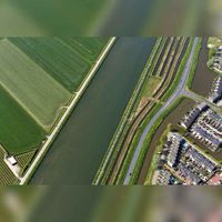 Luchtfoto gezien vanuit het oosten op het Helofytenfilter Zuid met links het Amsterdam-Rijnkanaal met rechts de buurt De Waters en De Polders in de wijk Houten Zuid West in 2019. Foto: Slagboom en Peeters Luchtfotografie B.V..