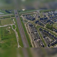 Luchtfoto gezien vanuit het noorden, met middenin verticaal de Staatslijn H (Utrecht-&#039;s-Hertogenbosch) met recht ervan het einde van de Houtensewetering-Goyerwetering in 2019 (2). Foto: Slagboom en Peeters Luchtfotografie B.V..