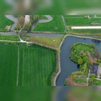 Luchtfoto gezien vanuit het westen met rechts het Fort Honswijk, linksboven het Fort Lunet aan de Snel, met de SIngelweg en de Gedekte Gemeenschapsweg in 2019. Foto: Slagboom en Peeters Luchtfotografie B.V..