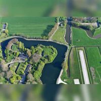Luchtfoto gezien vanuit het zuiden op de Singelweg als onderdeel van de Lekdijk om het Fort Honswijk heen lopend. Rechtsboven Fort Lunet aan de Snel in 2019. Foto: Slagboom en Peeters Luchtfotografie B.V..