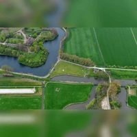 Luchtfoto gezien vanuit het zuiden op de Lekdijk ter hoogte van Fort Honswijk in Tull en 't Waal in 2019. Foto: Slagboom en Peeters Luchtfotografie B.V..