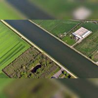 Luchtfoto gezien vanuit het zuidoosten, op het Amsterdam-Rijnkanaal de parallel (noordelijk) de Veerwagenweg en zuidelijke de Kanaaldijk Zuid in 2019. Foto: Slagboom en Peeters Luchtfotografie B.V..