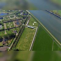 Luchtfoto gezien vanuit het noorden met links het landgoed Heemstede, met rechts daarvan het golfterrein. Rechts het Amsterdam-Rijnkanaal in 2019. Foto: Slagboom en Peeters Luchtfotografie B.V..