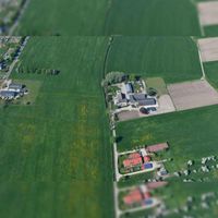 Luchtfoto gezien vanuit het zuiden gezien met de Rietdijk met aan het uiteinde boerderij de Hennesprong in de gelijknamige ontginning met de in omgeving de Rietsloot en de Leesloot. Foto: Slagboom en Peeters Luchtfotografie B.V..