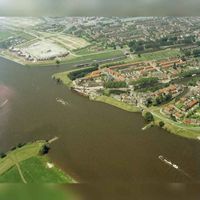 Luchtfoto van de Lek te Nieuwegein met rechts de Oude Sluis in de Vaartsche Rijn te Vreeswijk (gemeente Nieuwegein) en op de achtergrond de Koninginnensluis in het Merwedekanaal in 1981. Bron: HUA, catalogusnummer: 118519.