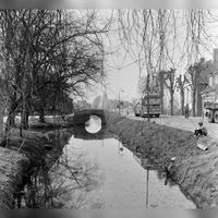 Gezicht op de Schalkwijksche Wetering te Schalkwijk (gemeente Houten), met rechts de Provincialeweg en op de achtergrond de Brinkbrug in april 1964. Bron: HUA, catalogusnummer: 128535.