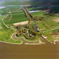 Luchtfoto van het fort Honswijk aan de Lekdijk te Tull en 't Waal (gemeente Houten), uit het zuiden. Op de voorgrond de rivier de Lek op 7 mei 2001. Bron: HUA, catalogusnummer: 85674.