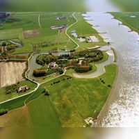 Luchtfoto van het fort Honswijk aan de Lekdijk te Tull en 't Waal (gemeente Houten), uit het westen. Rechts de rivier de Lek op 7 mei 2001. Bron: HUA, catalogusnummer: 85675.