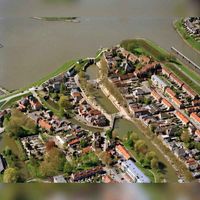 Luchtfoto van de Oude Sluis in de Vaartsche Rijn te Vreeswijk (gemeente Nieuwegein), uit het noorden. Op de achtergrond de rivier de Lek en rechts van de Vaartsche Rijn de Dorpsstraat op 7 mei 2001. Bron: HUA, catalogusnummer: 844450.