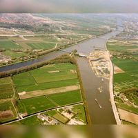 Luchtfoto de splitsing van het Amsterdam-Rijnkanaal (rechts) en het Lekkanaal (links) ten oosten van Nieuwegein, uit het zuidoosten. In het midden de Overeindsebrug en de Plofsluis en rechts de Kanaaldijk op 15 april van het jaar 1981. Bron: HUA, catalogusnummer: 50136.