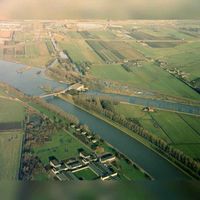 Luchtfoto van de splitsing van het Amsterdam-Rijnkanaal en het Lekkanaal (voorgrond)) te Nieuwegein, uit het zuidwesten, tijdens de werkzaamheden ten behoeve van de omlegging van het Amsterdam-Rijnkanaal langs de Plofsluis op 11 januari 1981. Bron: HUA, catalogusnummer: 50602.