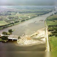 Luchtfoto van het Amsterdam-Rijnkanaal te Nieuwegein, uit het zuidoosten, tijdens de werkzaamheden ten behoeve van de omlegging van het kanaal langs de Plofsluis (links). Geheel links de splitsing van het Lekkanaal op 31 augustus 1981. Bron: HUA, catalogusnummer: 50612.