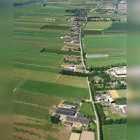 Luchtfoto gezien van het zuidoosten op de Houtenswetering in de zomer van 1996, voordat de bouw van Houten Zuid begon. Het witte gebouw rechts stond aan de Ambachtsweg, het latere Mahoniehout. Bron: HUA.