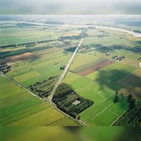 Luchtfoto gezien vanuit het noorden op het Inundatiekanaal in Tull en 't Waal als onderdeel van de Nieuwe Hollandse Waterlinie in 2003-2004. Bron: Provincie Utrecht, Henk Bol.
