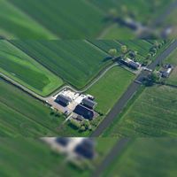 Luchtfoto gezien vanuit het zuidwesten op het boerderijencomplex aan de Knoesterweg nr. 1 en de Schalkwijksewetering nr. 1, aan de Schalkwijksewetering in 2019. Foto: Slagboom en Peeters Luchtfotografie B.V..