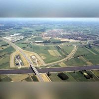 Luchtfoto gezien vanuit het zuiden, met links de rijksweg A27 en horizontaal onderaan het Amsterdam-Rijnkanaal, rechtsboven Houten Noordwest in aanbouw in 1986. Bron: RAZU, 353.