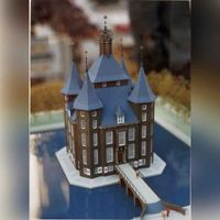 Een maquette van kasteel Heemstede, ter voorbereiding op de herbouw na de brand van 10 januari 1987. Foto uit ca. 1998. Bron: RAZU, 353.