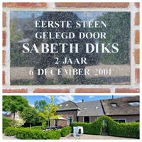 'EERSTE STEEN GELEGD DOOR SABETH DIKS, 2 JAAR, 6 DECEMBER 2001', in juni 2023. Foto: Sandervan Scherpenzeel.