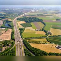 Luchtfoto van de A12 bij Bunnik, met links Plas Vechten en rechts Fort Vechten, vanuit het zuidwesten op 15 mei 1998. Bron: HUA, catalogusnummer: 840441.