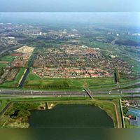 Luchtfoto van de wijk Lunetten te Utrecht, uit het zuiden, met op de voorgrond de A12 en een gedeelte van de Plas Laagraven in de zomer van 1990. Bron: HUA, catalogusnummer: 85466.