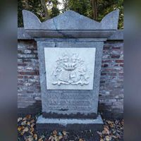 Grafsteen op de Rotonde van Zocher op de begraafplaats Soestbergen met het familiegraf Von Derfelden van Hindersteyn, eerdere eigenaren van 1823 tot 1841. Foto: Sander van Scherpenzeel.