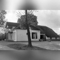 Café-veerhuis-boerderij 'Landlust', aan de Veerweg 2 van de familie Van Leur in 1962. Bron: Rijksdienst voor het Cultureel Erfgoed (RCE) te Amersfoort, documentnummer: 86.056.