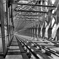 Gezicht op de spoorbrug over de Lek te Culemborg op woensdag 23 oktober 1963. Bron: Het Utrechts Archief, catalogusnummer: 154955.