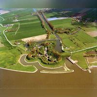 Luchtfoto van het fort Honswijk aan de Lekdijk te Tull en 't Waal (gemeente Houten), uit het zuiden. Op de voorgrond de rivier de Lek op 7 mei 2001. Bron: Het Utrechts Archief, catalogusnummer: 85674.
